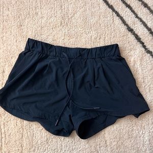 Lululemon stroll at sundown short